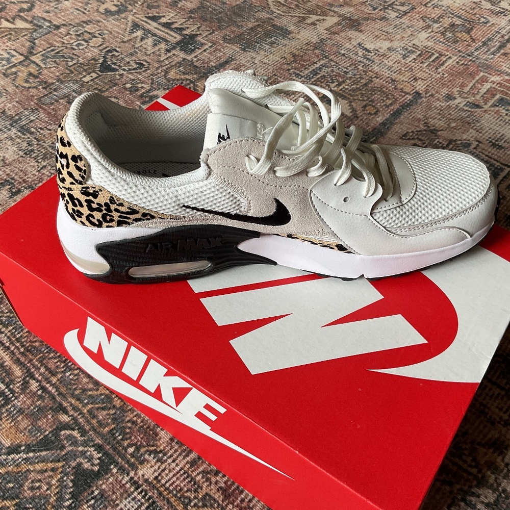 Nike women 11 Air Max Excee white cheetah adorable New